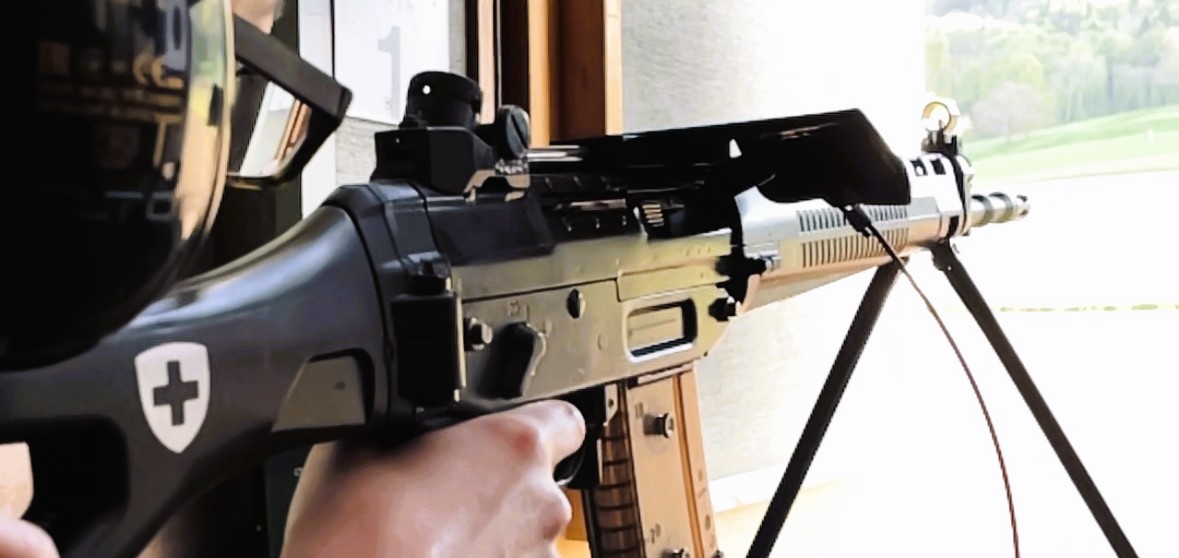 Schützin beim 300m-Schiessen mit Schweizer Sturmgewehr und kontrollierter Vorbereitung vor der Schussabgabe